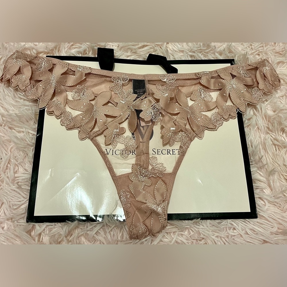 NWT Victoria’s Secret Pink Floral Thong